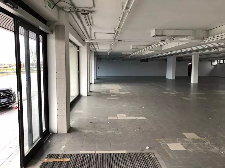 Immagine 7 di Locale commerciale in vendita  a Capannori