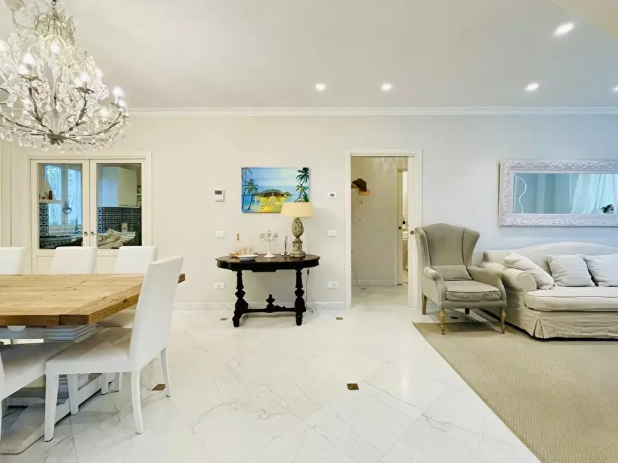 Immagine 3 di Villa in vendita  a Forte Dei Marmi