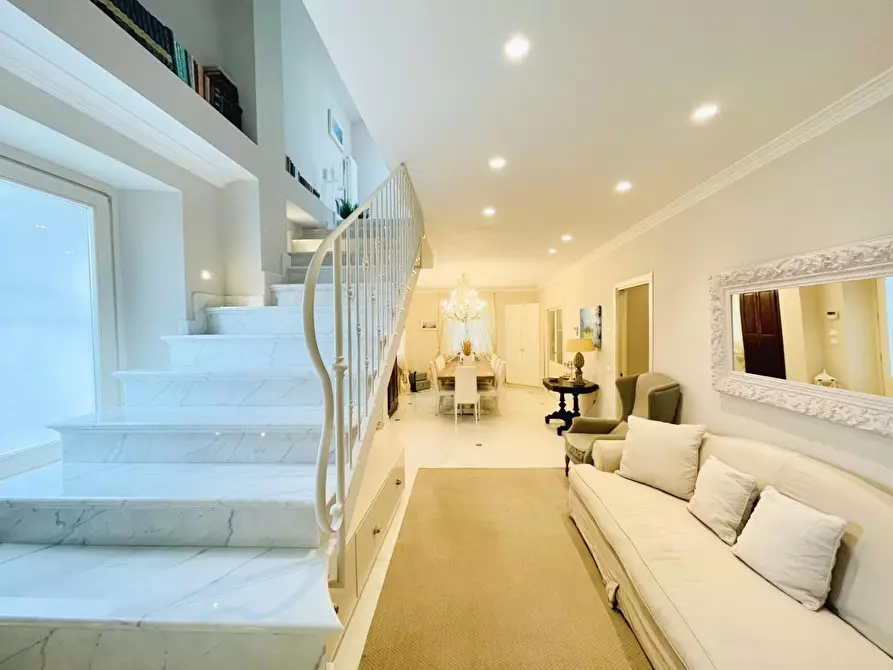Immagine 2 di Villa in vendita  a Forte Dei Marmi