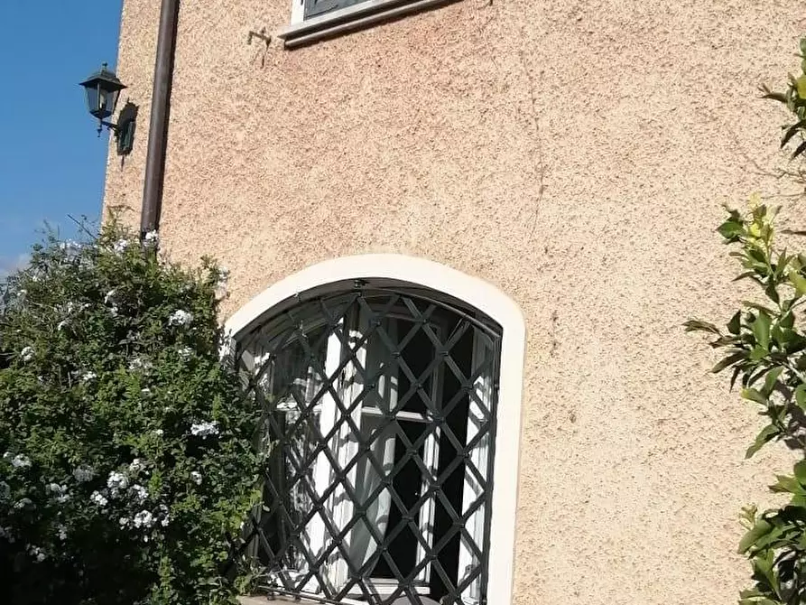 Immagine 1 di Casa bifamiliare in vendita  a Massa