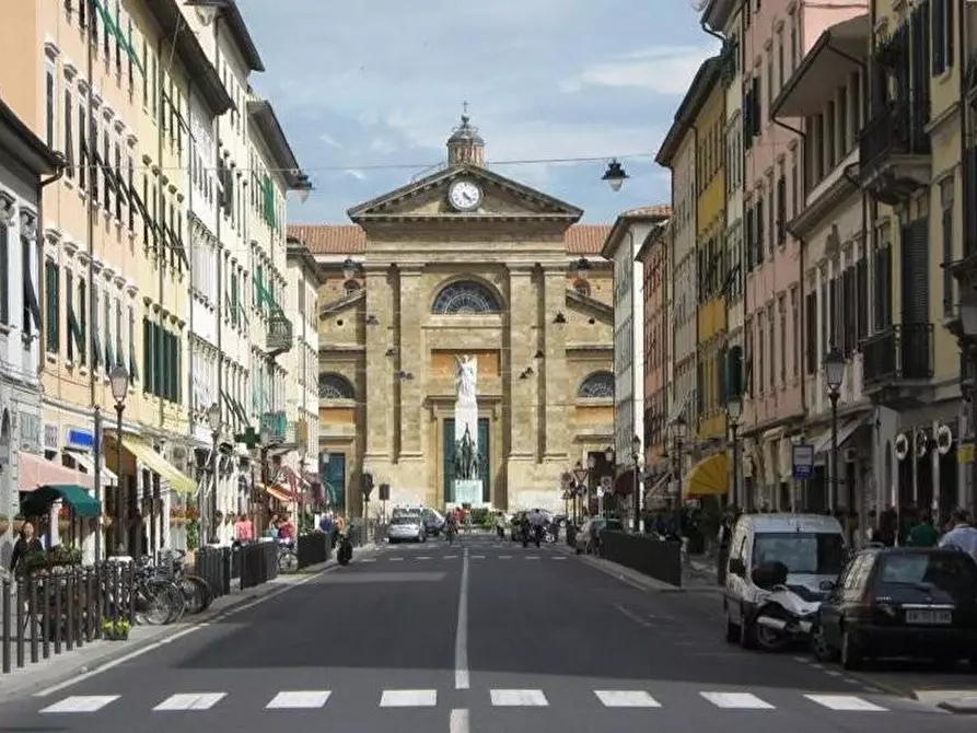 Immagine 6 di Negozio in affitto  a Livorno