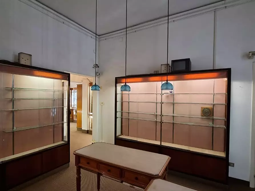 Immagine 4 di Negozio in affitto  a Livorno