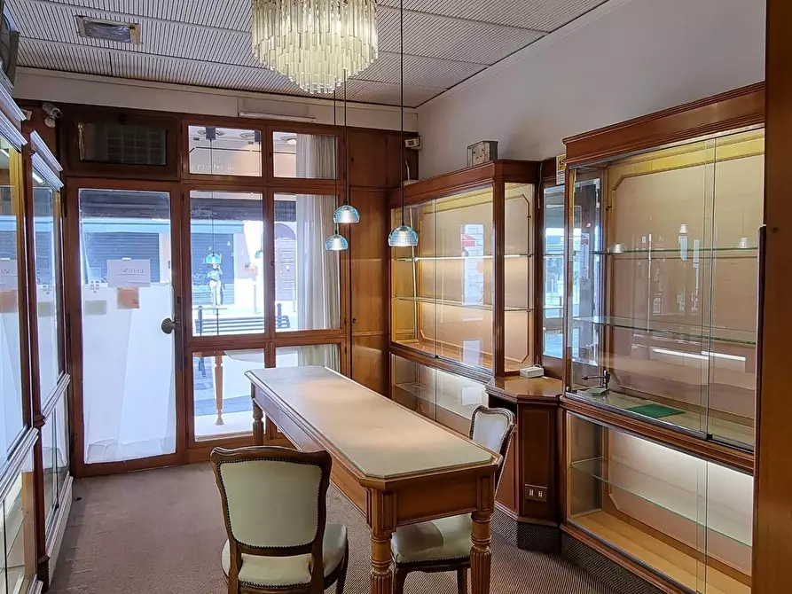 Immagine 2 di Negozio in affitto  a Livorno