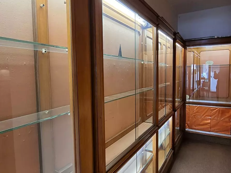 Immagine 3 di Negozio in affitto  a Livorno