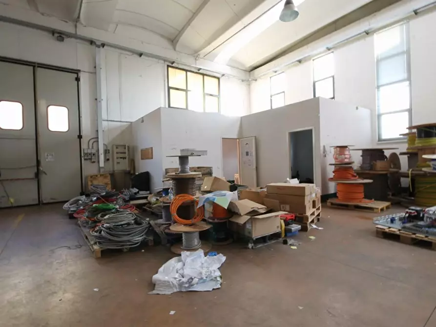 Immagine 8 di Attività artigianale in affitto  a Lucca