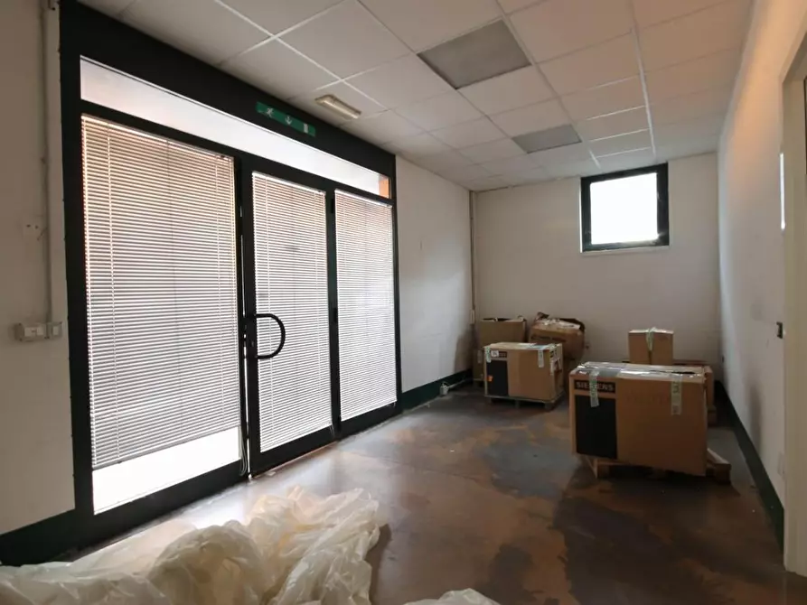 Immagine 10 di Attività artigianale in affitto  a Lucca