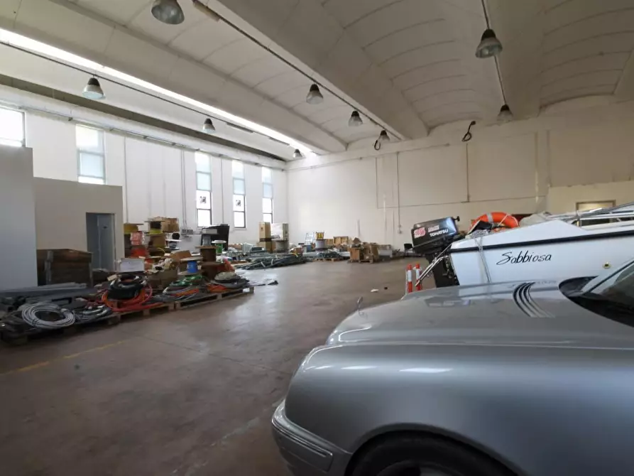 Immagine 6 di Attività artigianale in affitto  a Lucca