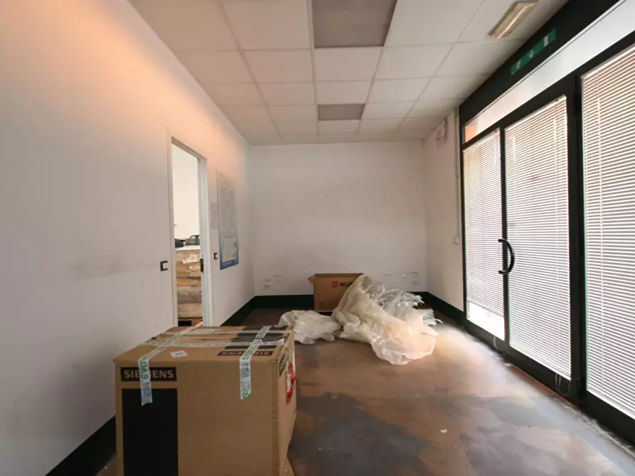 Immagine 11 di Attività artigianale in affitto  a Lucca