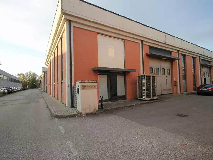 Immagine 2 di Attività artigianale in affitto  a Lucca