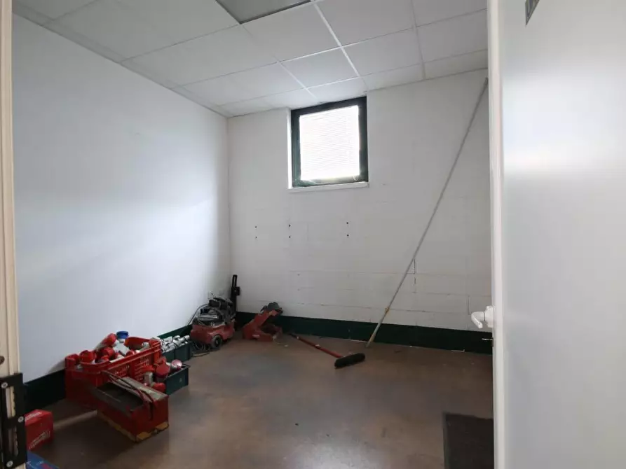 Immagine 9 di Attività artigianale in affitto  a Lucca