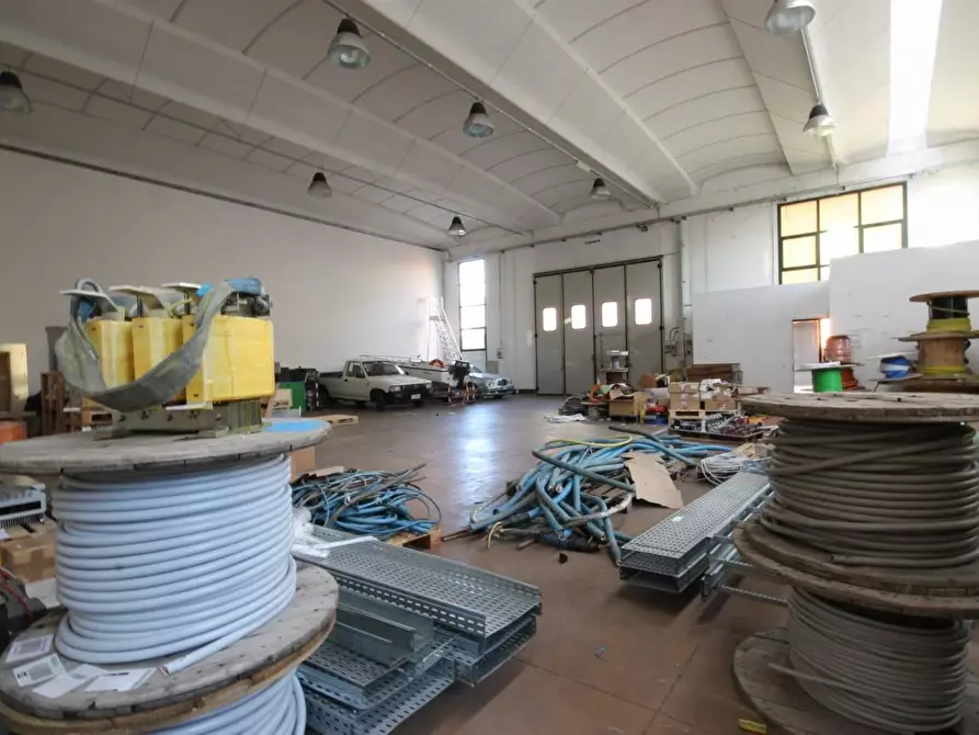 Immagine 4 di Attività artigianale in affitto  a Lucca