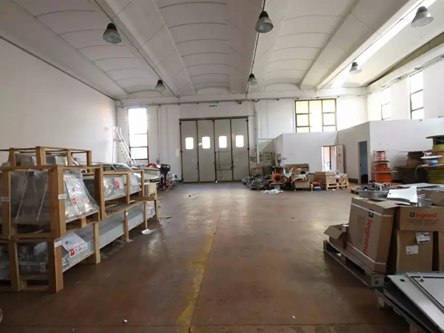 Immagine 5 di Attività artigianale in affitto  a Lucca