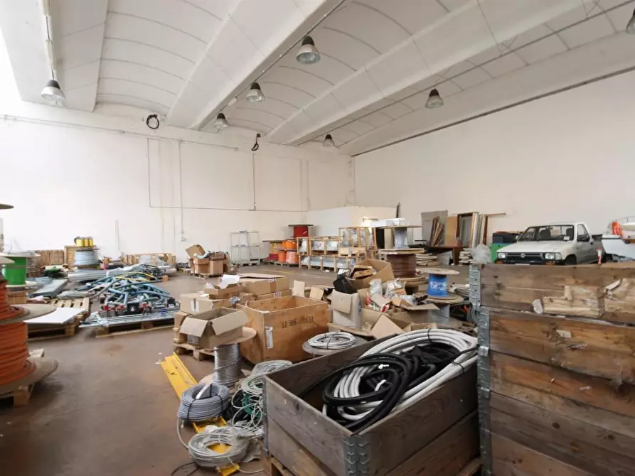 Immagine 12 di Attività artigianale in affitto  a Lucca