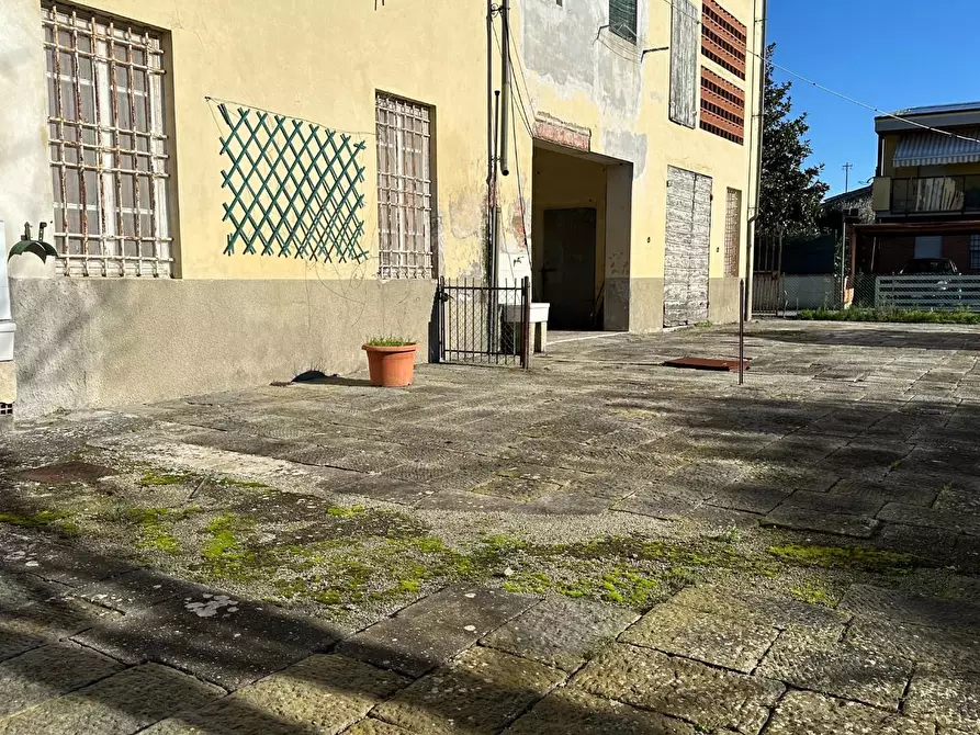 Immagine 12 di Casa semindipendente in vendita  a Lucca