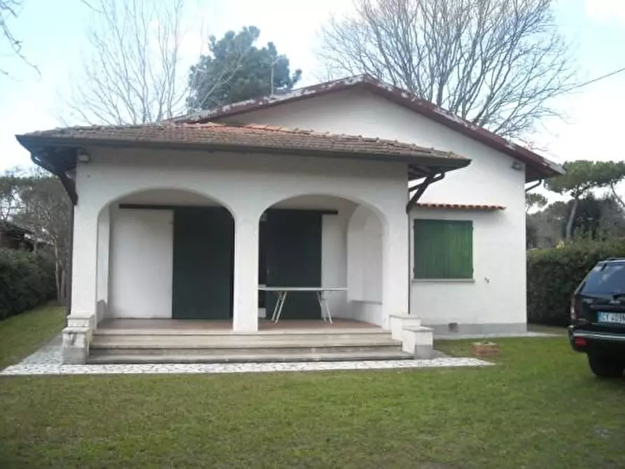 Immagine 1 di Villa in vendita  a Massa