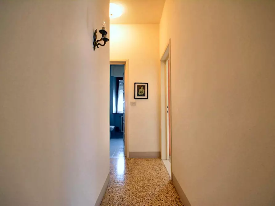 Immagine 4 di Villa in vendita  a Lucca