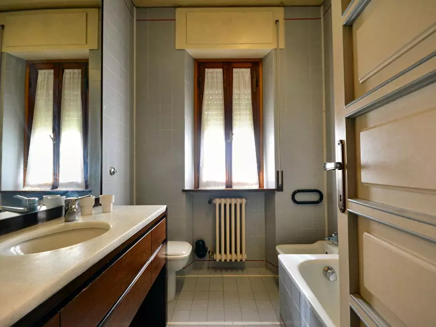 Immagine 5 di Villa in vendita  a Lucca