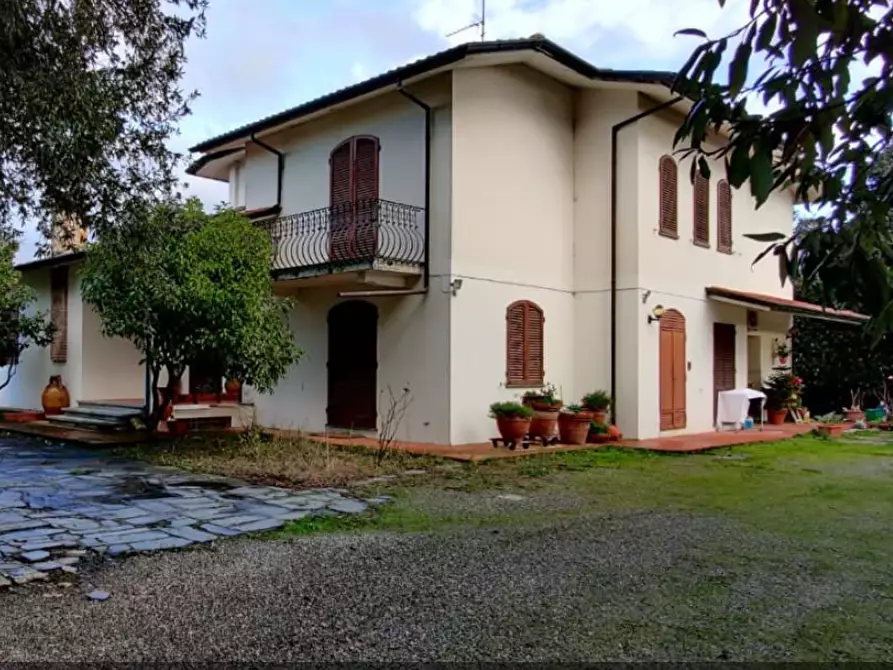 Immagine 1 di Villa in vendita  a Cascina