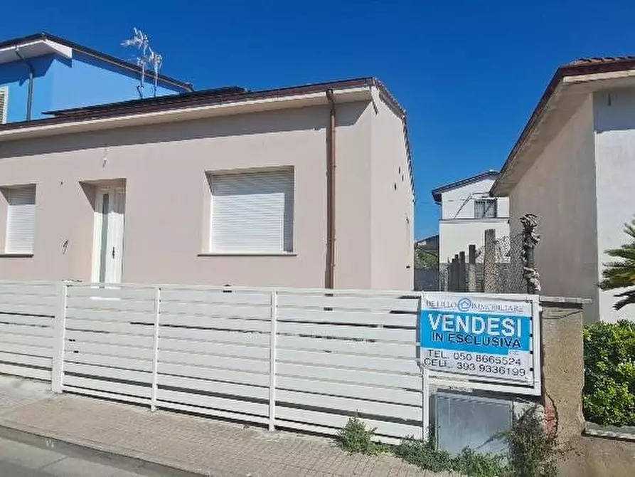 Immagine 1 di Villa in vendita  a Cascina