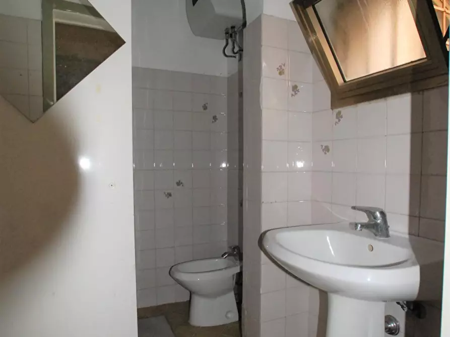 Immagine 9 di Locale commerciale in affitto  a Pontedera