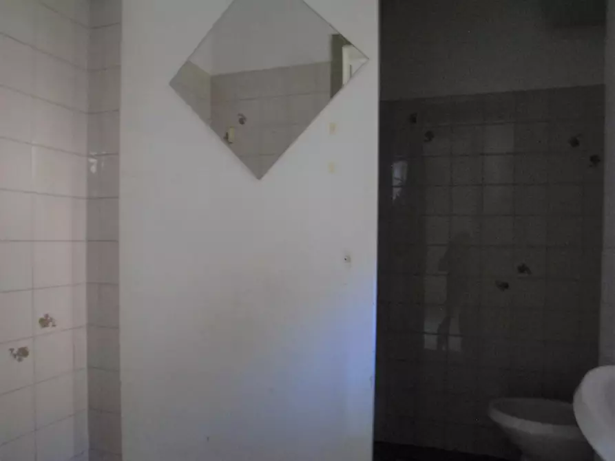 Immagine 8 di Locale commerciale in affitto  a Pontedera