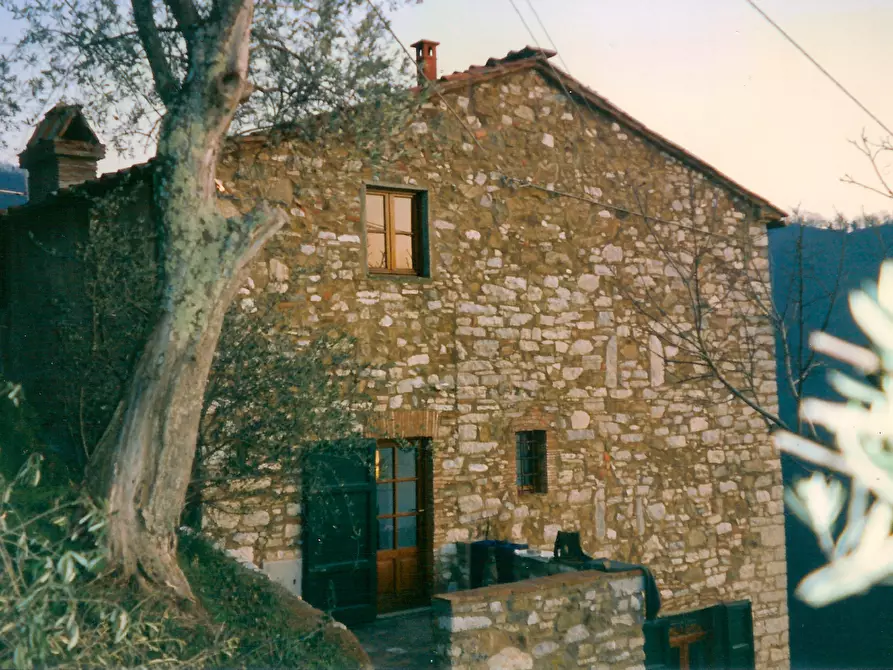 Immagine 1 di Rustico / casale in vendita  a Lucca