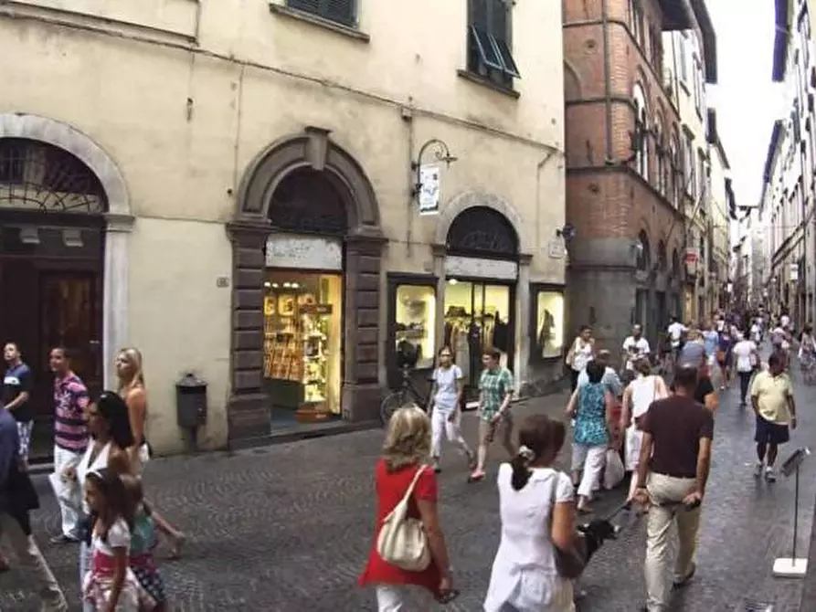 Immagine 8 di Ufficio in vendita  a Lucca