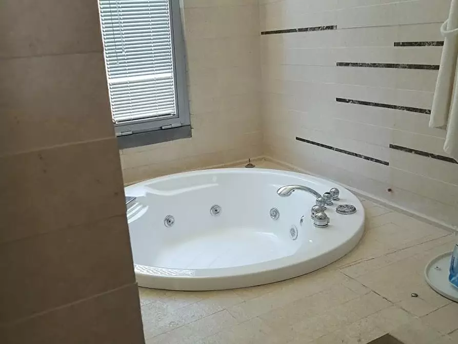 Immagine 24 di Villa in vendita  a Carrara