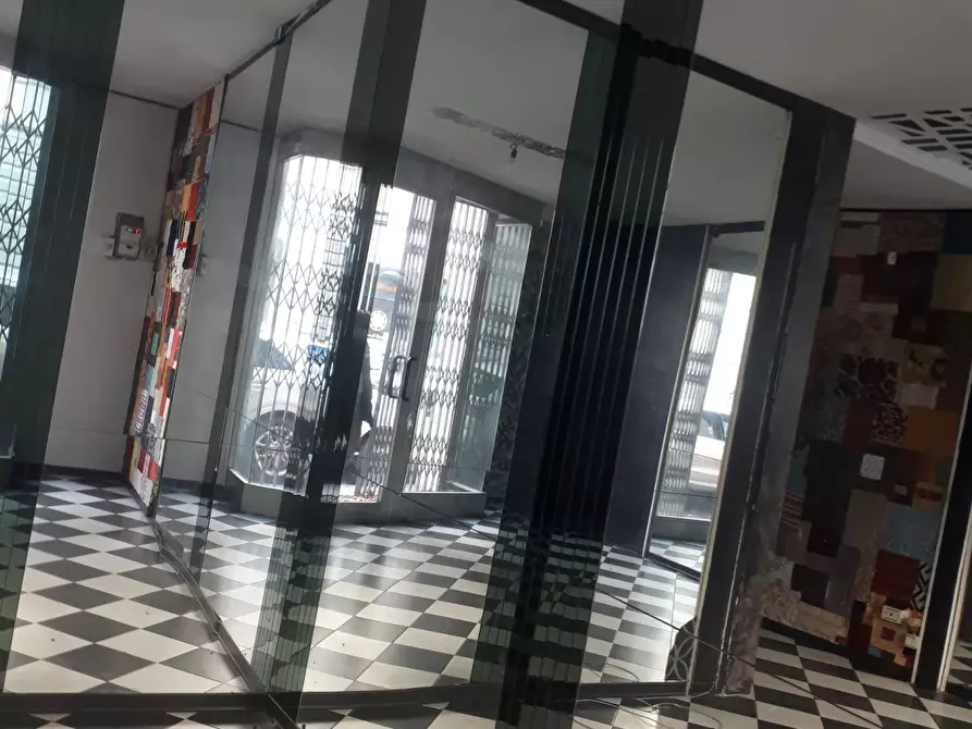 Immagine 3 di Locale commerciale in vendita  a Pontedera