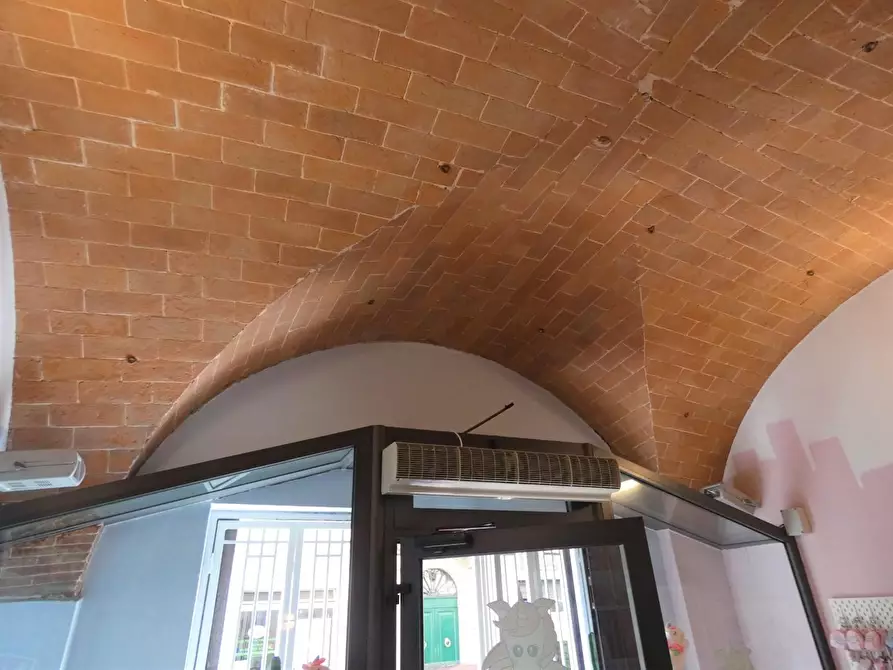 Immagine 2 di Locale commerciale in affitto  a Pontedera