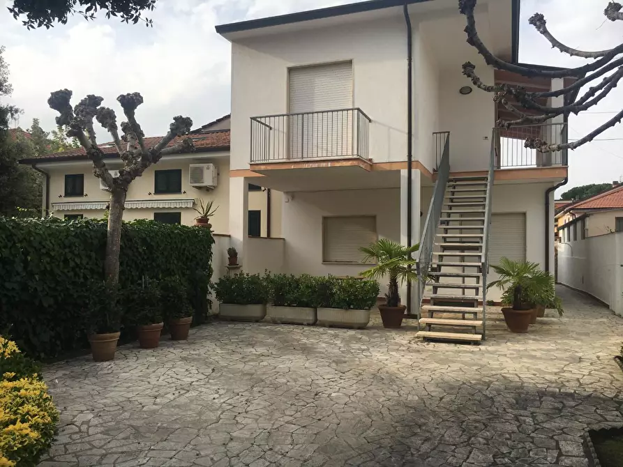 Immagine 1 di Appartamento in affitto  a Camaiore