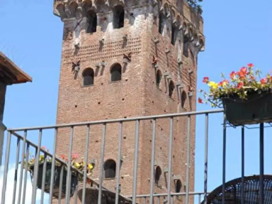 Immagine 11 di Appartamento in vendita  a Lucca