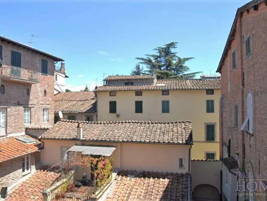 Immagine 12 di Appartamento in vendita  a Lucca