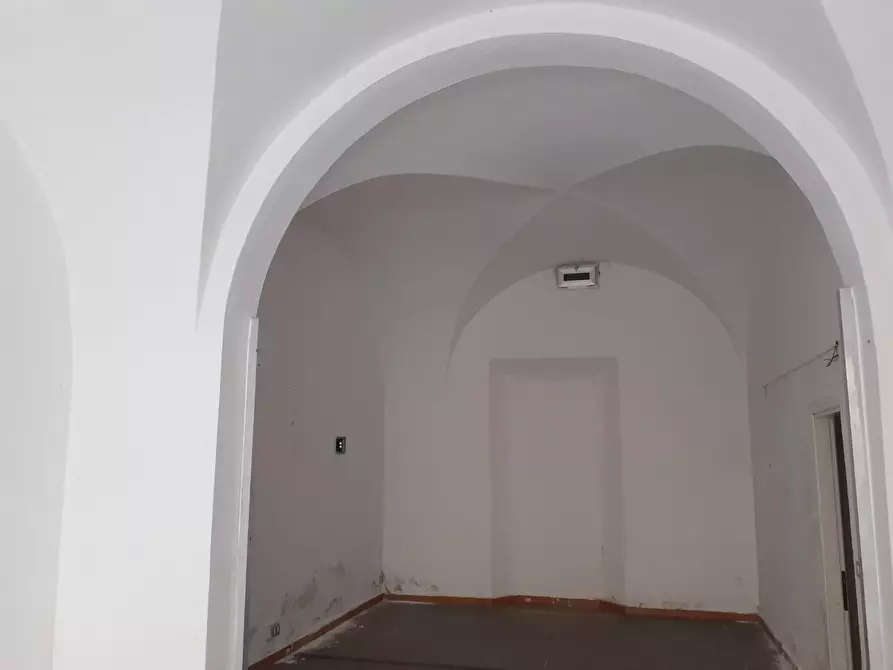 Immagine 3 di Locale commerciale in vendita  a Pontedera