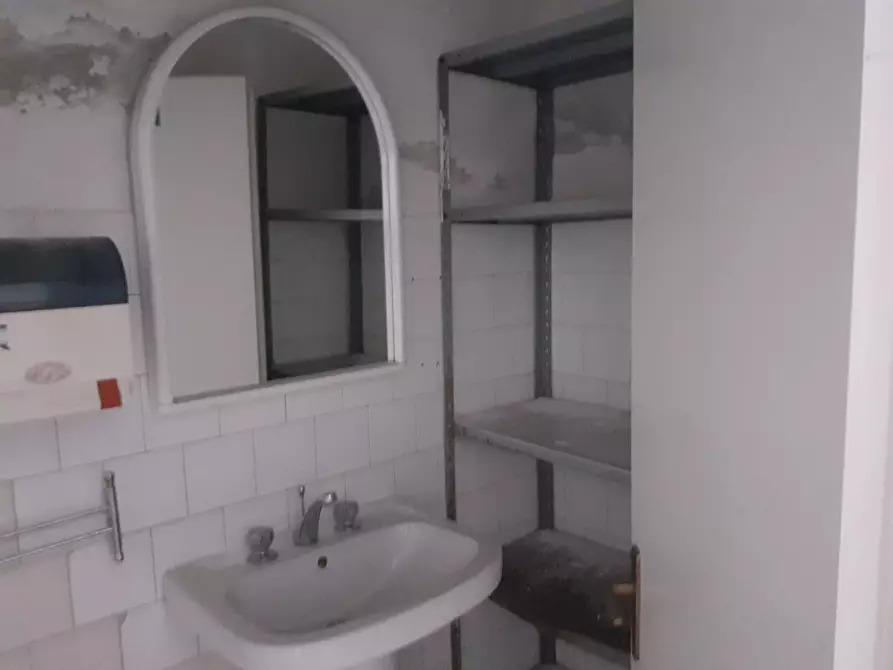 Immagine 7 di Locale commerciale in vendita  a Pontedera