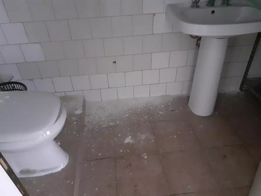 Immagine 6 di Locale commerciale in vendita  a Pontedera