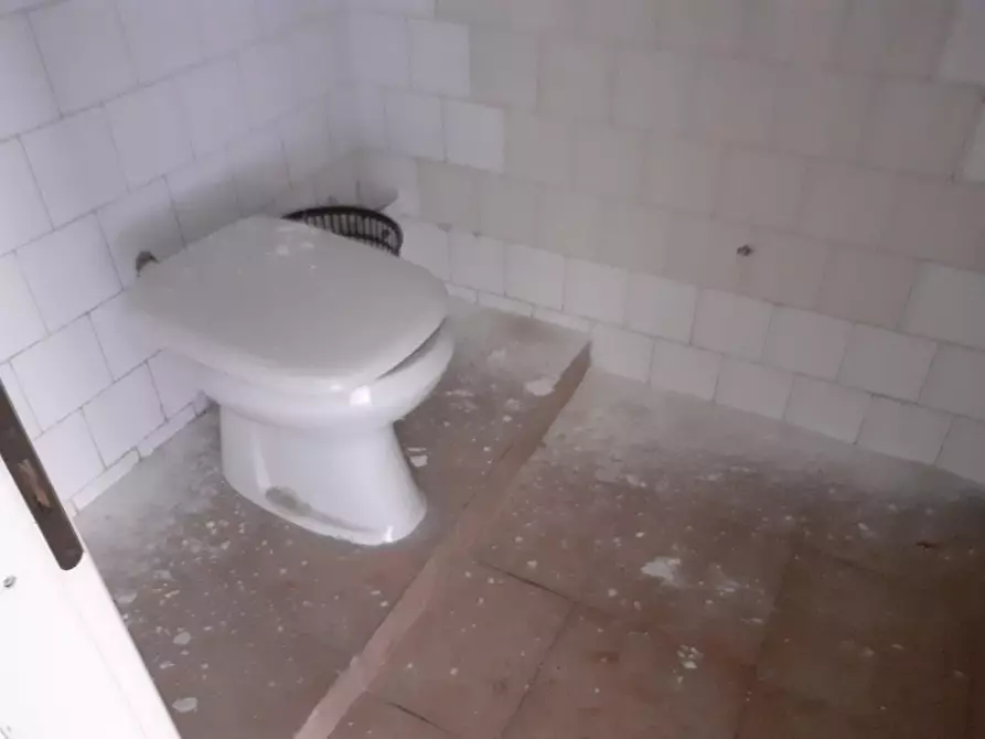 Immagine 8 di Locale commerciale in vendita  a Pontedera