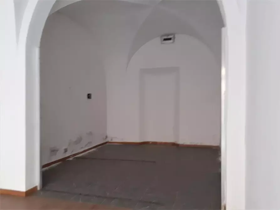 Immagine 10 di Locale commerciale in vendita  a Pontedera