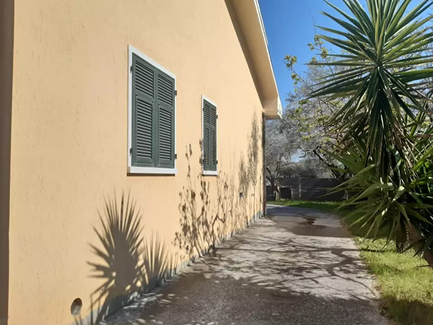 Immagine 2 di Villa in vendita  a Carrara