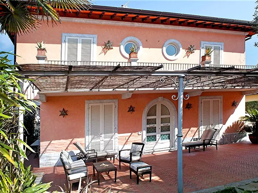 Immagine 1 di Villa in affitto  a Forte Dei Marmi