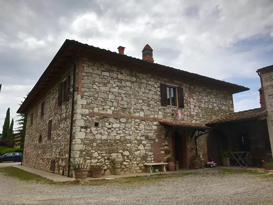 Immagine 1 di Villa in vendita  a Asciano