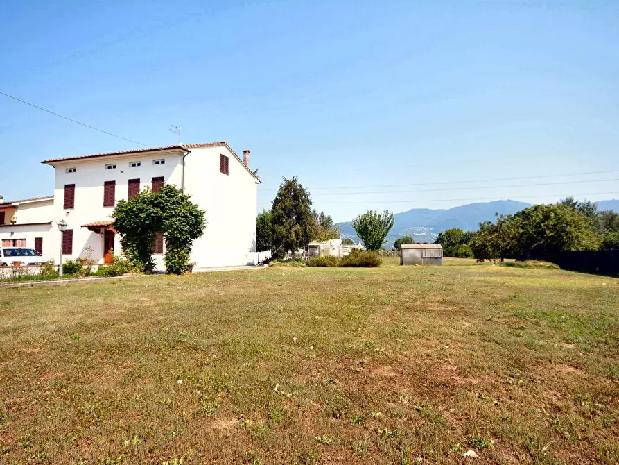 Immagine 2 di Villa in vendita  a Capannori