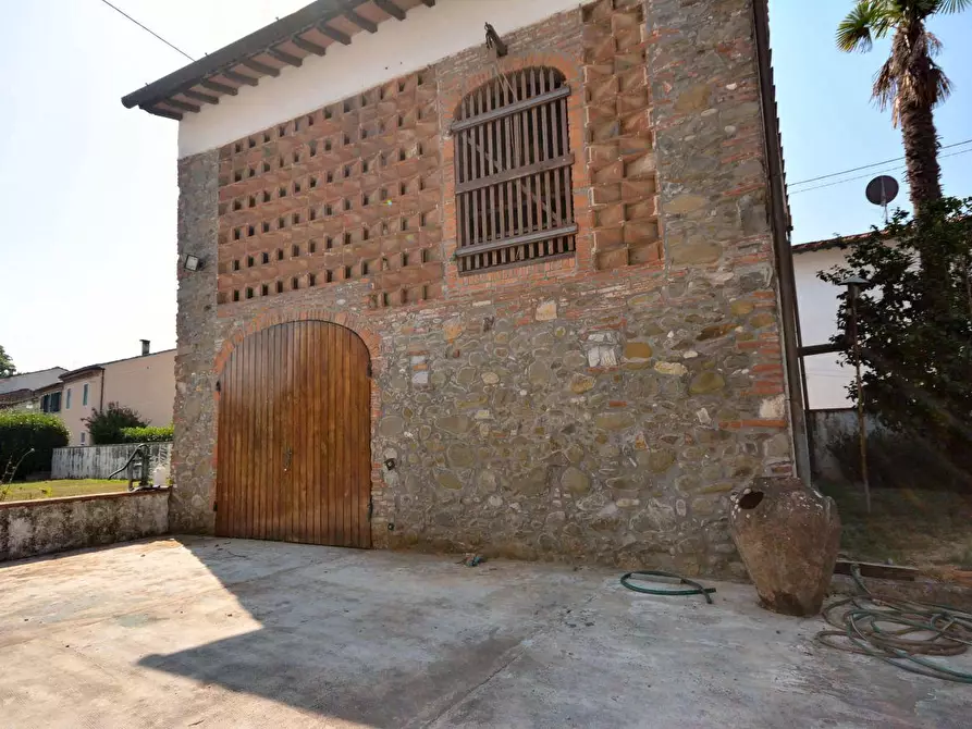 Immagine 28 di Villa in vendita  a Capannori