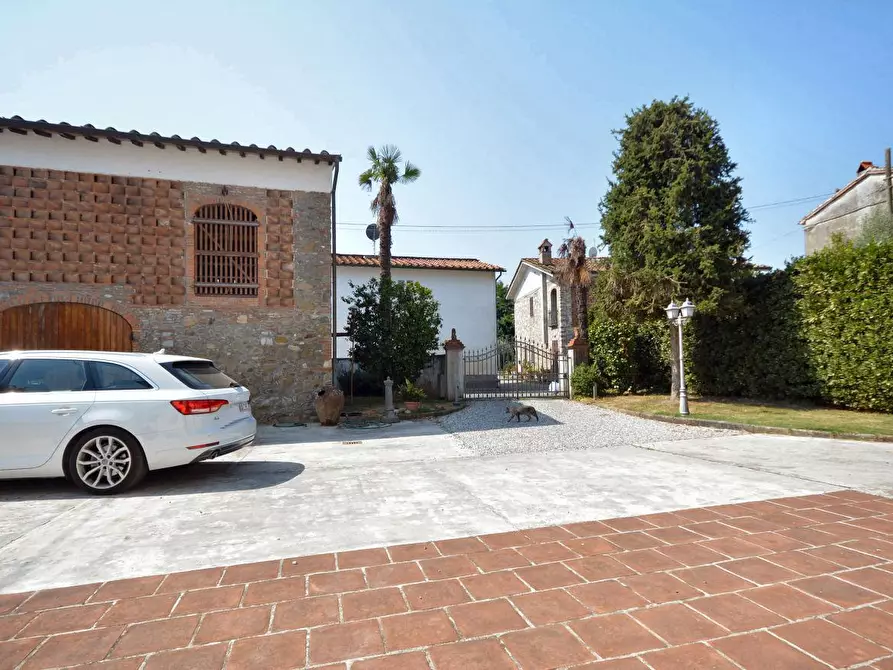 Immagine 3 di Villa in vendita  a Capannori