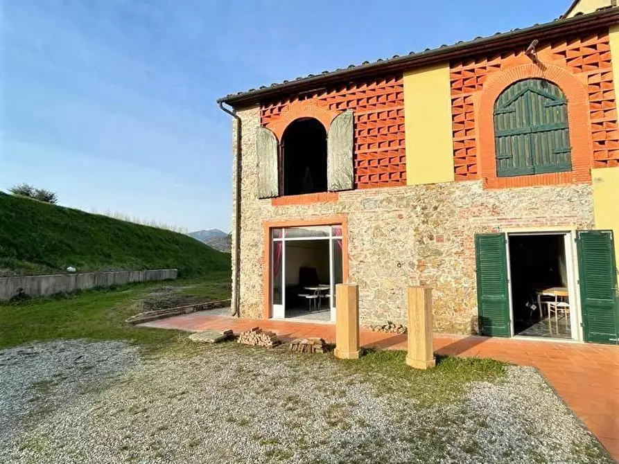 Immagine 3 di Rustico / casale in vendita  a Lucca