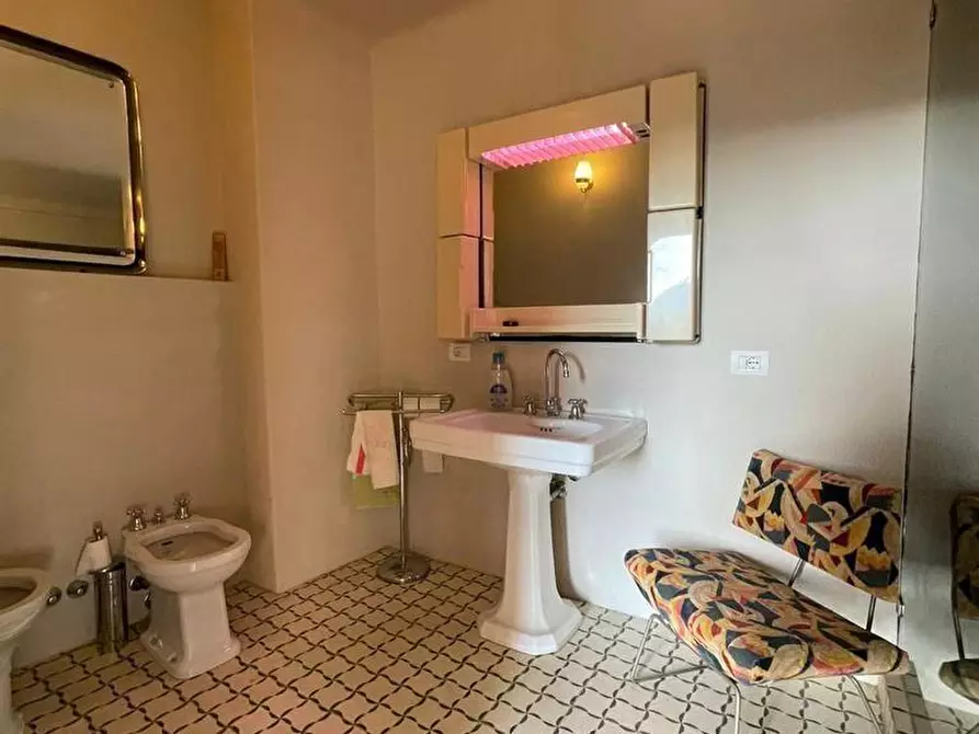 Immagine 18 di Rustico / casale in vendita  a Lucca