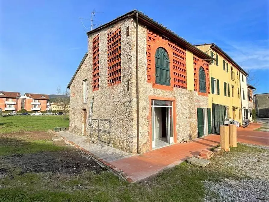 Immagine 2 di Rustico / casale in vendita  a Lucca