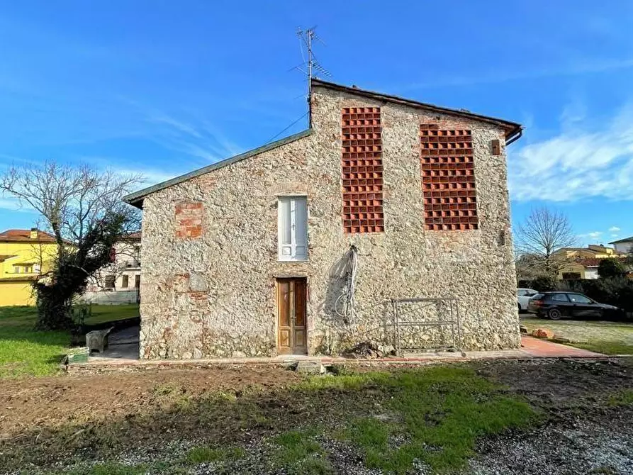 Immagine 4 di Rustico / casale in vendita  a Lucca