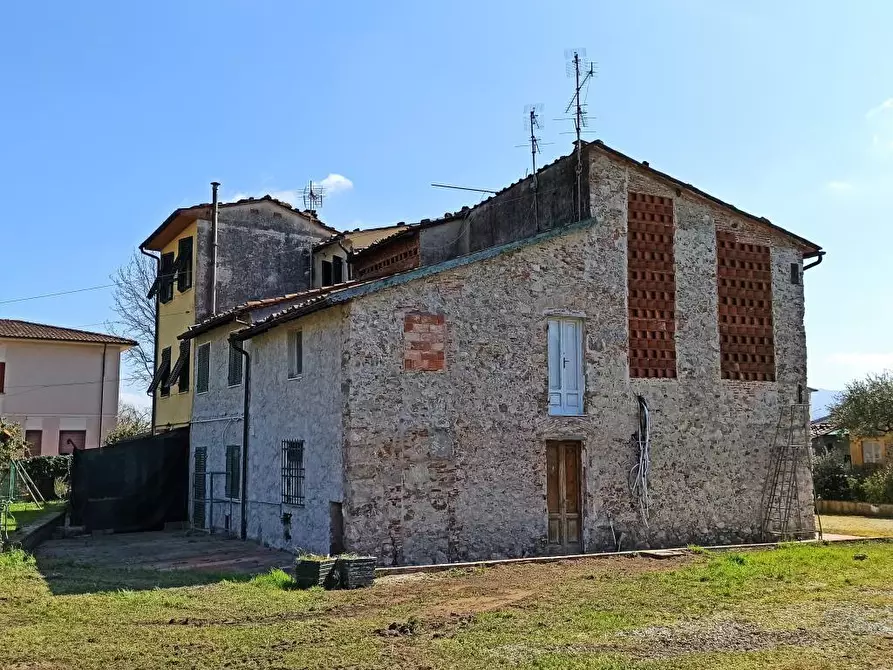 Immagine 6 di Rustico / casale in vendita  a Lucca