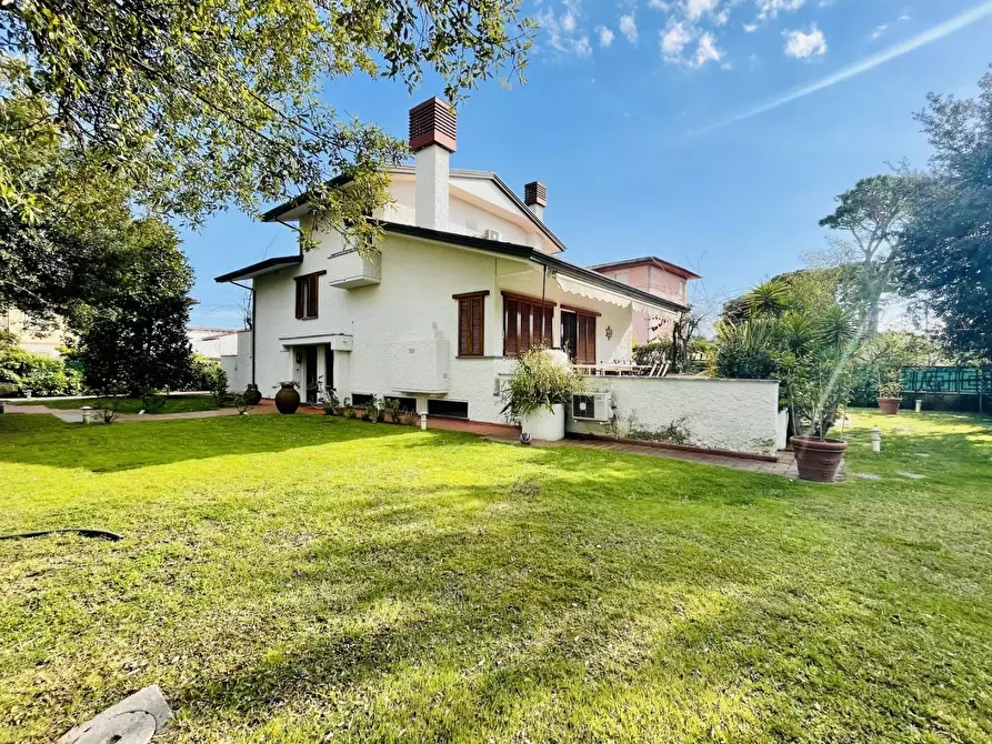 Immagine 1 di Villa in affitto  a Forte Dei Marmi